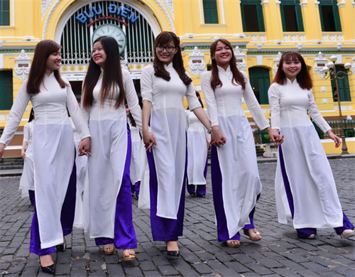Mặc áo dài để hiểu hơn về văn hóa Việt