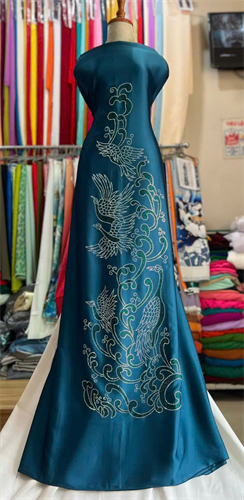 Áo ép đá với thêu